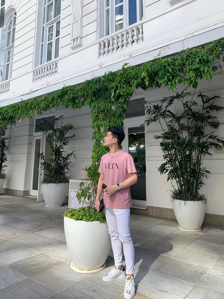 Anh chàng diện áo phông hồng với quần jean trắng thực sự trẻ trung và lãng tử.
