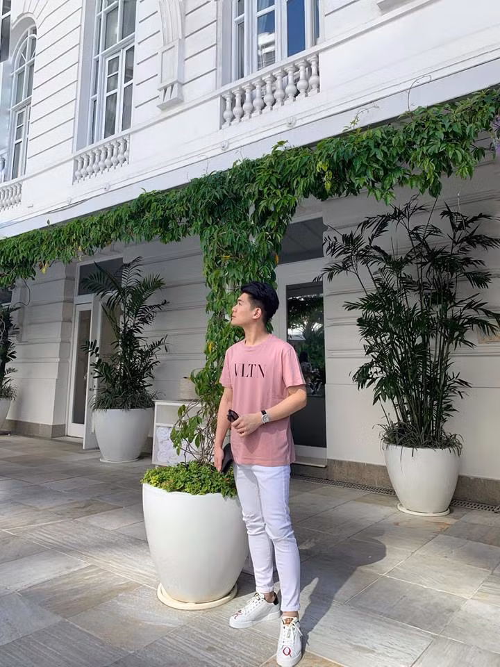 Anh chàng diện áo phông hồng với quần jean trắng thực sự trẻ trung và lãng tử.