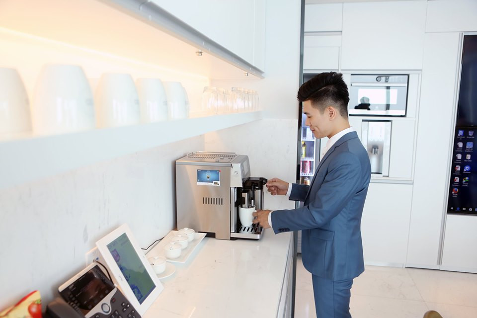 Chàng thiếu gia nghìn tỷ chọn suit của các nhà thiết kế trong nước để lên phom cho phù hợp vóc dáng và các số đo riêng.