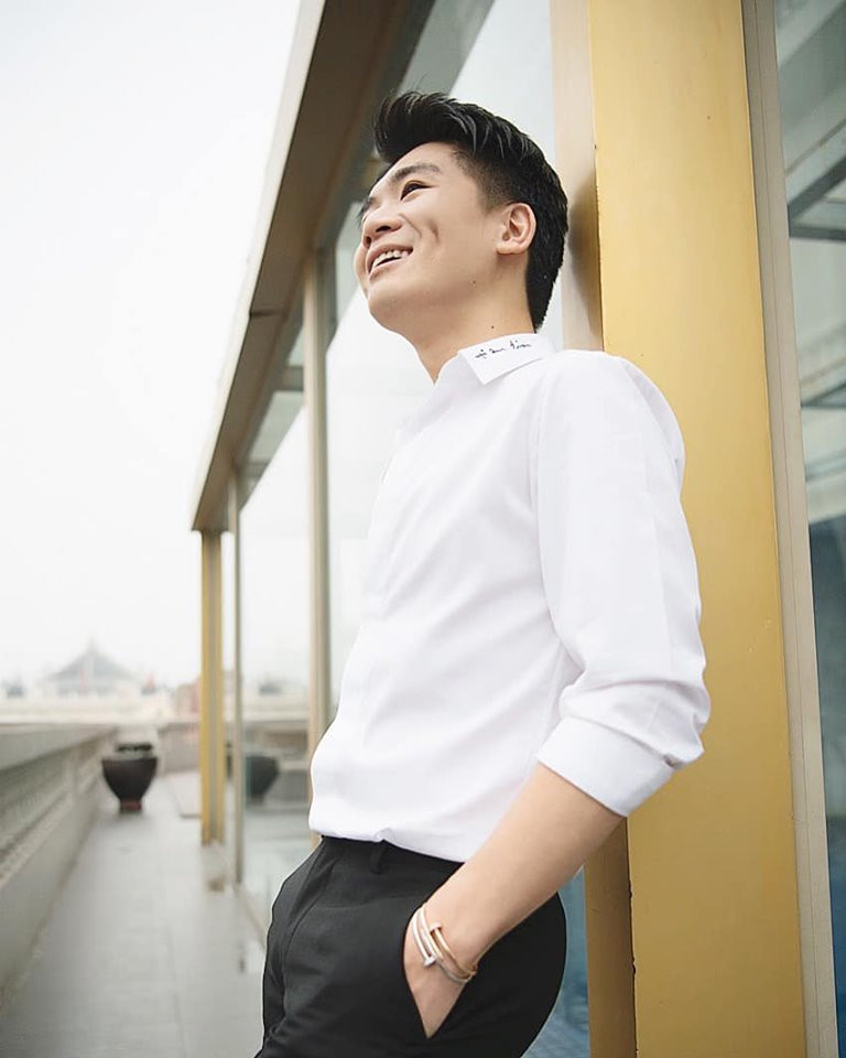 Quang Vinh vô cùng bảnh bao với áo sơ mi trắng và quần âu lịch lãm. 