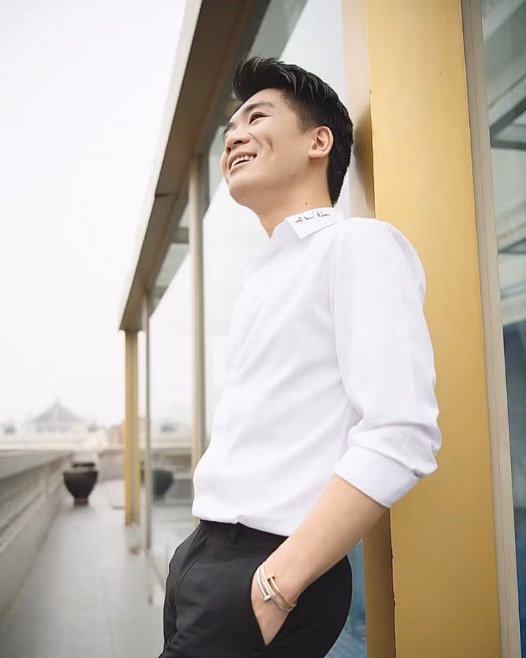 Quang Vinh vô cùng bảnh bao với áo sơ mi trắng và quần âu lịch lãm. 