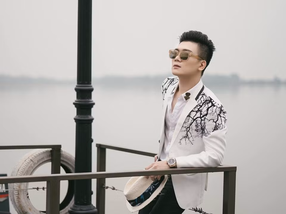 Cách ăn mặc trẻ trung của Quang Vinh khiến mọi người khó đoán được anh đã 30 tuổi. Ảnh: FBNV.