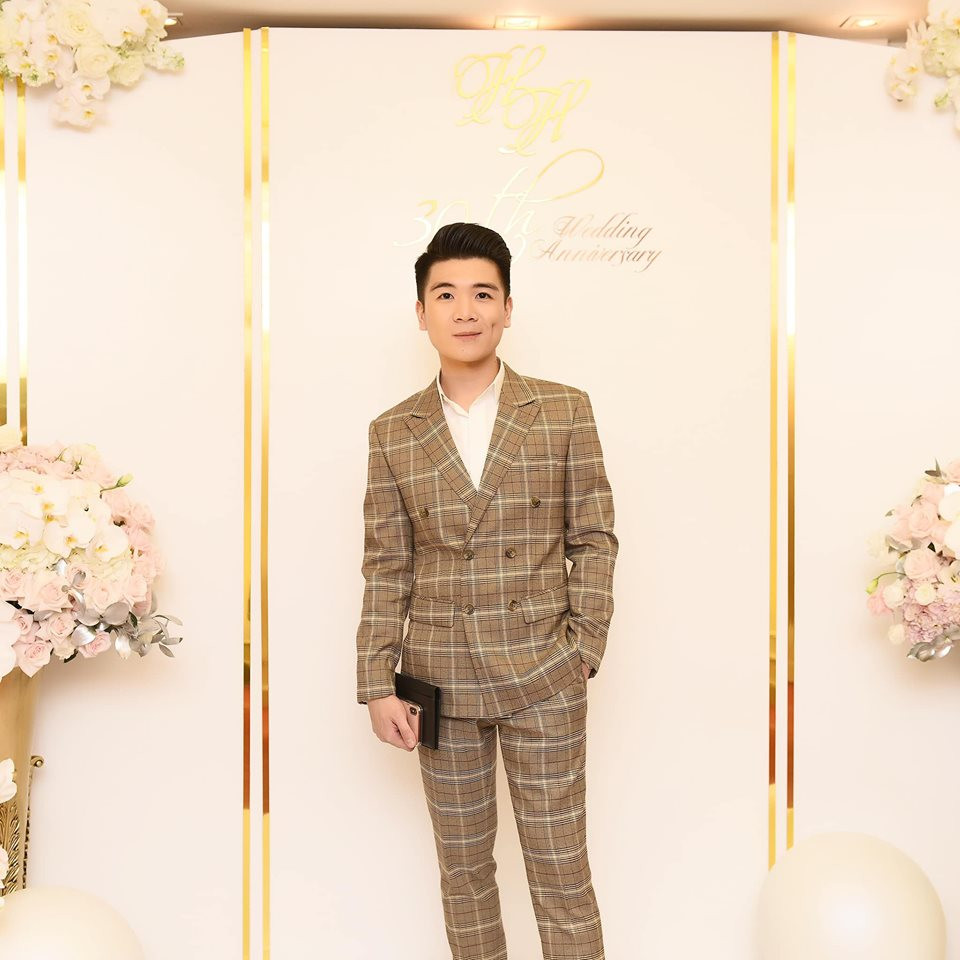 Chàng doanh nhân trẻ có gu thời trang lịch lãm và trẻ trung khiến nhiều cô gái mê mẩn.