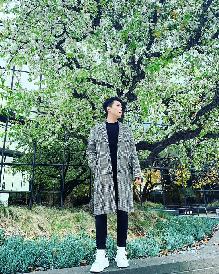 Thiếu gia nhà bầu Hiển trông như nam thần Hàn Quốc với áo khoác dáng dài phong cách.