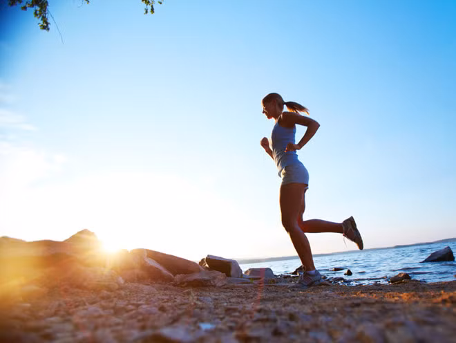 Ít tiếp xúc với ánh nắng: Da của chúng ta có thể tự tổng hợp vitamin D trong ánh nắng mặt trời. Vitamin D có thể giúp cơ thể chúng ta hấp thụ canxi. Hơn 20 phút mỗi ngày dưới ánh nắng mặt trời đủ để thúc đẩy quá trình tự tổng hợp vitamin D, tăng cường hấp thụ canxi. Ảnh: Internet. 