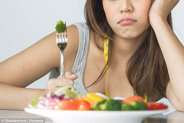 Ăn kiêng để giảm cân: Chế độ ăn kiêng làm giảm khả năng hấp thụ và lưu trữ canxi của cơ thể. Do đó, bạn không nên áp dụng chế độ ăn kiêng quá khắc nghiệt. Trong thời gian ăn kiêng, bạn cần bổ sung canxi một cách hợp lý cho cơ thể.