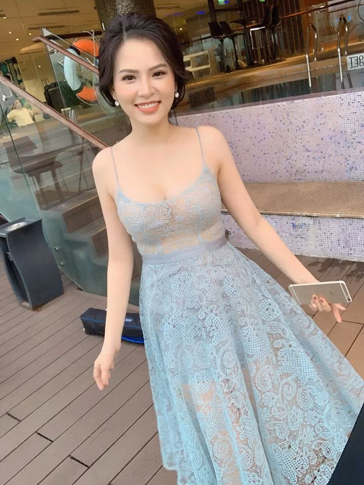 Huyền Trang rất ưu ái những trang phục xuyên thấu.