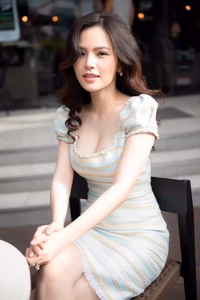 Những kiểu váy rộng cổ thế giúp Phi Huyền Trang chinh phục mọi ánh mắt người đối diện.