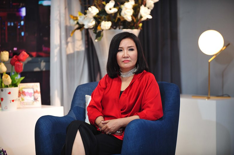 Cách phối trang phục đỏ-đen của nữ diễn viên sinh năm 1966 cực sang chảnh.