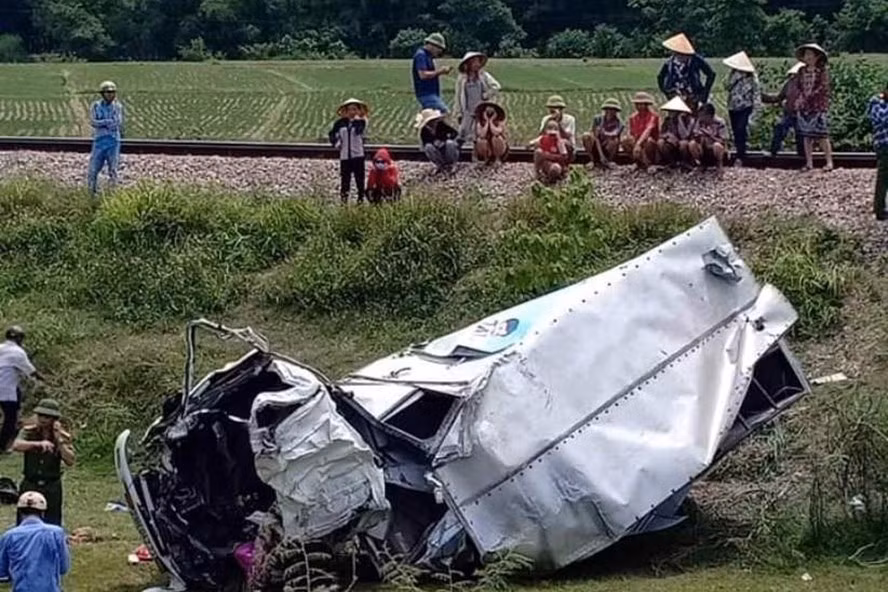 Tau hoa tong xe tai nat bet, tai xe nguy kich