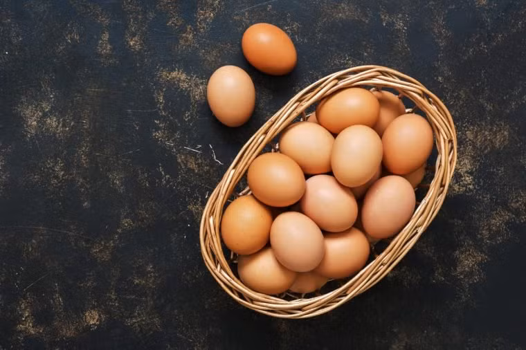 Trứng: Ăn trứng có thể giúp tăng cường sức khỏe của não. Có một nghiên cứu mới cho thấy rằng ăn trứng có liên quan đến hiệu quả nhận thức được cải thiện ở người trưởng thành.