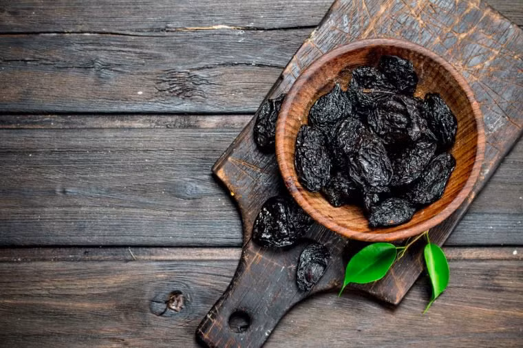 Mận khô: Một nghiên cứu chỉ ra rằng ăn 5-6 quả mận khô mỗi ngày có thể giúp ngăn ngừa loãng xương, đặc biệt là sau khi bạn bước sang tuổi U50.