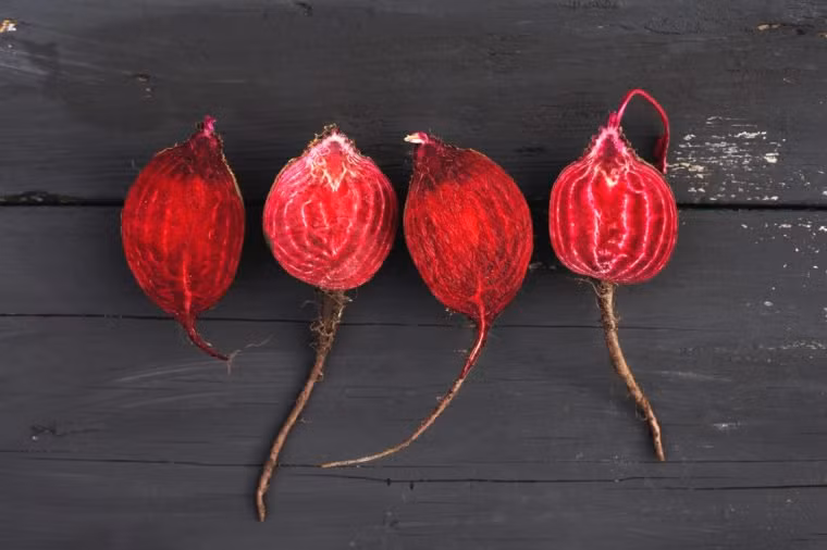 Củ cải đường có đầy đủ nitrat có thể làm tăng lưu lượng máu đến não, có thể giúp chống lại chứng mất trí nhớ. Các nitrat cũng có thể giúp kiểm soát huyết áp. Do vậy, hãy bổ sung thực phẩm tốt cho người U50 này vào bữa ăn khi bước sang tuổi xế chiều.