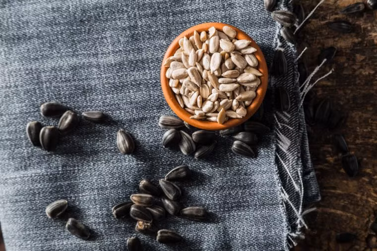 Hạt hướng dương: Một nghiên cứu đánh giá cho thấy rằng ăn kết hợp vitamin E và vitamin C có thể giúp bảo vệ da khỏi tác hại của tia cực tím. Hạt hướng dương là một nguồn vitamin E tuyệt vời và chúng kết hợp với vitamin C trong rau cải bó xôi rất tốt cho cơ thể.