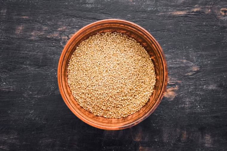 Quinoa (hạt diêm mạch): Đây là một nguồn protein thực vật hoàn chỉnh, cung cấp tất cả chín axit amin thiết yếu. Một trong những món ăn khác có thể thay thế protein cao hơn là gạo lứt.