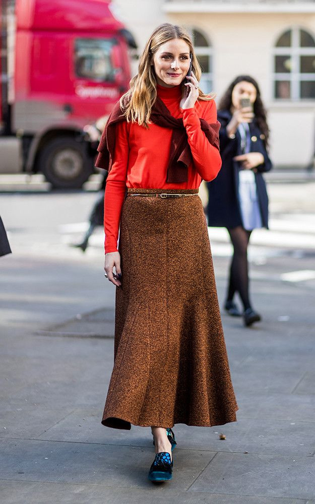 Màu cam san hô có thể phối với những trang phục tông nâu cà phê, đỏ rượu vang hay sắc xanh cổ vịt.