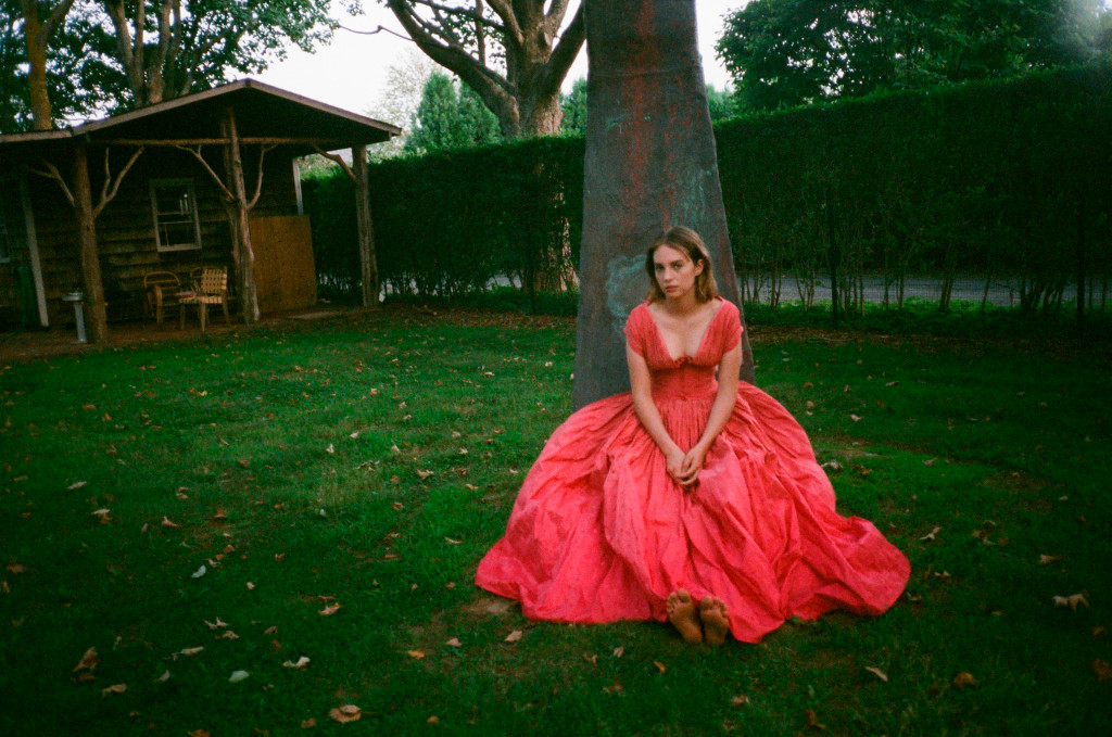 Cam san hô (living coral) được công bố là màu sắc của năm 2019. Đây là màu sắc khá rực rỡ nhưng lại có thể dễ áp dụng vào nhiều phong cách thời trang.