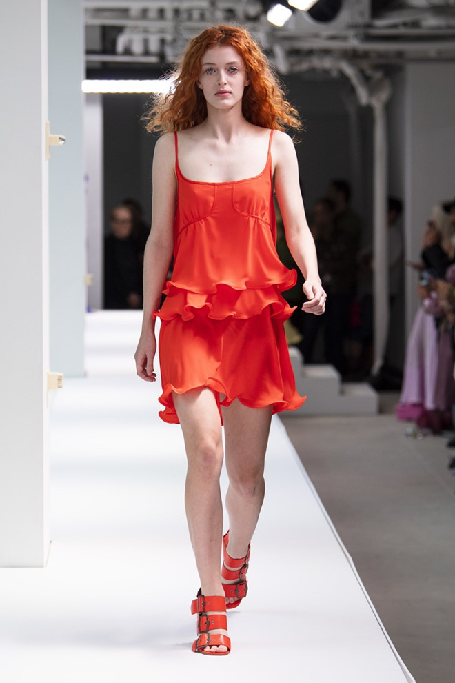 Những bộ váy màu cam san hô rất thích hợp để tôn lên làn da trắng cho các cô gái.