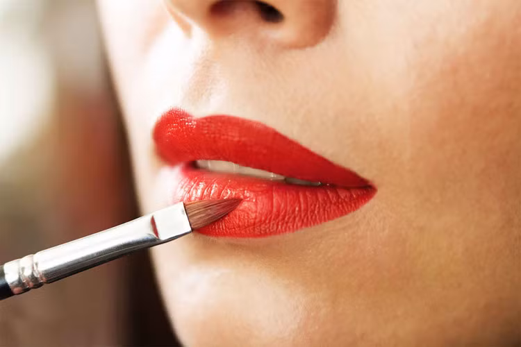 Mùa lễ hội sắp đến, bỏ túi ngay mẹo tô son không trôi sau đây để bờ môi căng mọng của bạn lúc nào cũng rạng rỡ, quyến rũ.