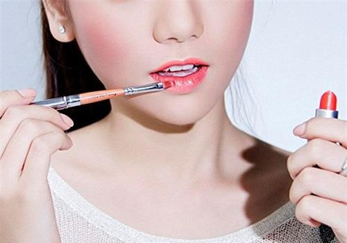 Sau đó, bạn bắt đầu tô son. Để lớp son được đều màu trên toàn bộ môi, bạn nên sử dụng cọ để đảm bảo son lên môi sẽ mượt, mỏng và giữ được lâu nhất.