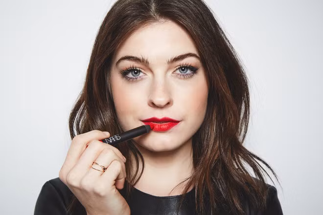 Những lần ăn uống hoặc đi chơi cùng đám bạn, điều khiến bạn luôn lo sợ đó chính là son bị trôi, khiến bạn bị mất tự tin trước mọi người.