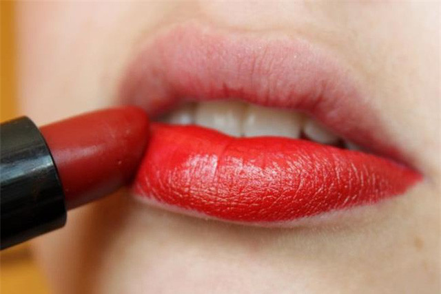 Ngoài ra, có một cách đánh son không bị trôi khác là sau khi tô son, bạn dùng ngón tay ấn nhẹ vào môi hoặc mím chặt môi với một tờ giấy ăn. Sau đó phủ lại một lớp son mỏng lên trên. Ảnh: Internet.