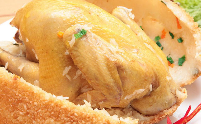 Gà quay xôi phồng: Nguyên liệu chính để tạo nên món gà quay thơm ngon này chủ yếu là gạo nếp và thịt gà. Không giống những món xôi phổ thông khác, gà quay xôi phồng Bình Dương được lựa chọn từ những loại gạo nếp đặc biệt, sau khi đã đồ chín cho xôi vào trong chảo dầu nóng chiên đến khi vàng để tạo nên hương vị thơm ngon, đậm đà.