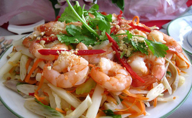 Gỏi ngó lục bình trộn tôm thịt: Với cách chế biến đơn giản, nhanh gọn, gỏi ngó lục bình ăn kèm tôm sú luộc chín lột vỏ, thịt ba rọi luộc chín xắt miếng mỏng trộn đều cùng rau răm, chanh, đường, ớt, nước mắm có độ giòn, lạ miệng kích thích vị giác. Ảnh: Internet.