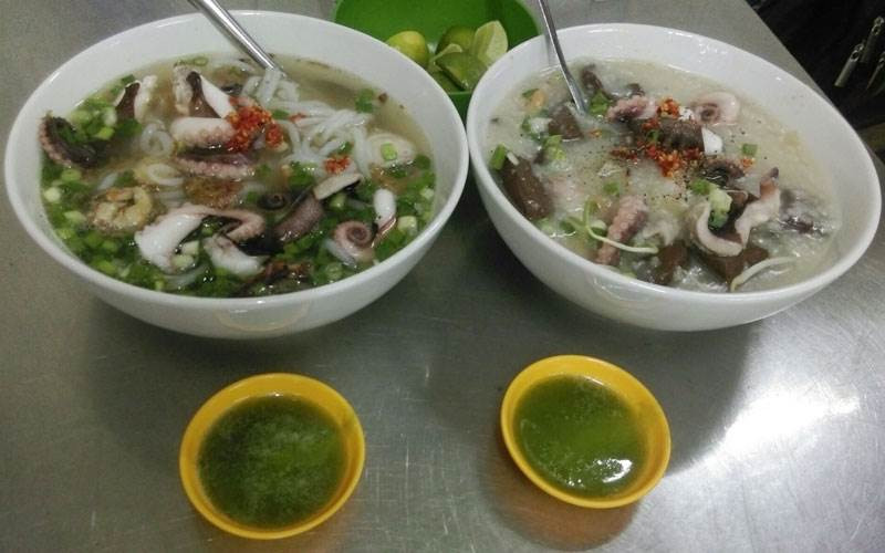 Bánh canh bạch tuộc: Cọng bánh canh dai dai ăn không bị ngán, nước lèo đậm đà và ngọt thơm. Bạch tuộc rất tươi và thơm, càng ăn càng mê.