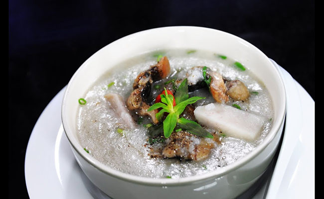 Cháo môn lươn: Những con lươn tươi ngon giàu dinh dưỡng tốt cho sức khỏe nấu kèm với cháo môn thơm phức, pha chút màu xanh của bẹ môn, màu vàng của lươn cùng với hành tiêu, củ hành phi tạo sự đa sắc cho món ăn làm bao tử cồn cào, khiến nhiều người ấn tượng.