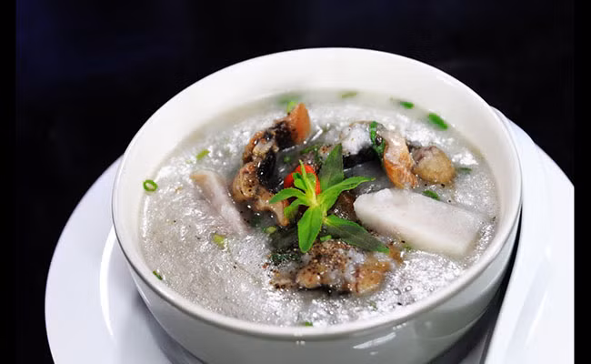 Cháo môn lươn: Những con lươn tươi ngon giàu dinh dưỡng tốt cho sức khỏe nấu kèm với cháo môn thơm phức, pha chút màu xanh của bẹ môn, màu vàng của lươn cùng với hành tiêu, củ hành phi tạo sự đa sắc cho món ăn làm bao tử cồn cào, khiến nhiều người ấn tượng.
