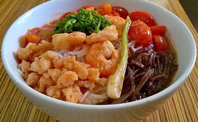 Bún tôm: Món ăn này không chỉ đặc biệt là hương vị mà còn ở cách chế biến độc đáo mà không phải nơi nào cũng có được. Không như những sợi bún bán ngoài chợ, bún tôm Bình Dương hoàn toàn được làm bằng gạo mới và làm trực tiếp ngay tại chỗ khi có khách.