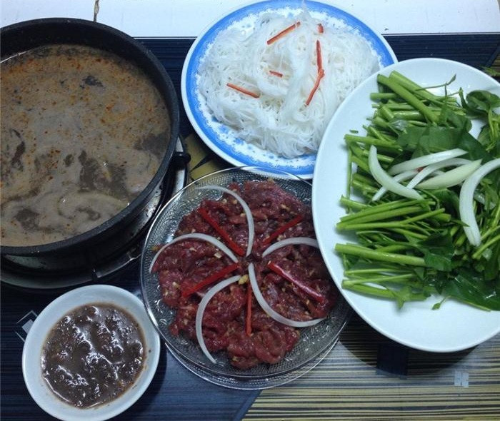 Lẩu bò nhúng mắm ruốc: Là đặc sản Bình Dương không chỉ được người dân mà ngay cả du khách đến đây đều rất yêu thích, lẩu bò nhúng mắm ruốc mang hương vị đậm đà của mắm ruốc và mùi thơm của sả, tóp mỡ chắc chắn sẽ không làm thực khách thất vọng.