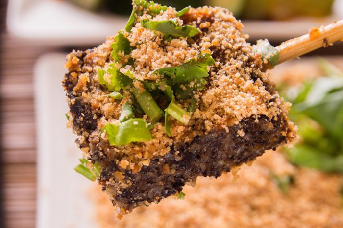 Đây được xem là đặc sản Đài Loan của những người sành ăn. Bánh tiết lợn còn có một tên gọi khác là zhuxie gao, là món bánh ăn vặt được làm từ gạo nếp và tiết lợn.