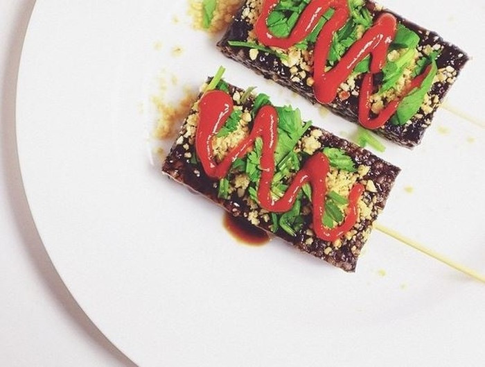 Nổi tiếng là một trong những món ăn đường phố được người Đài Loan rất ưa chuộng, đi dọc các con phố ở Đài Loan sẽ không quá khó để bạn có thể tìm thấy, thưởng thức món ăn lạ miệng này.