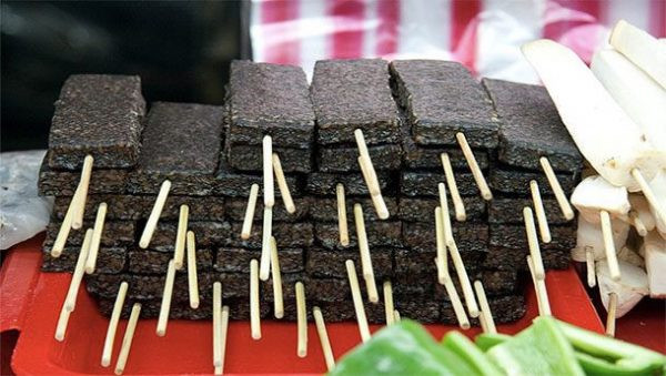 Bánh tiết lợn là món ăn bình dân, nhưng lại được mọi người yêu thích bởi sự mới lạ, khác biệt của nó.