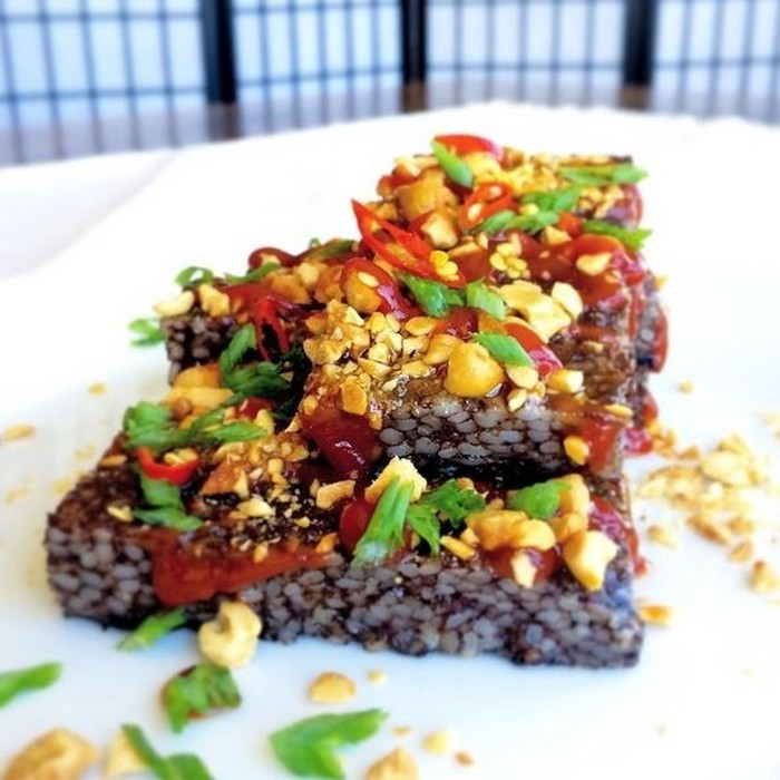 Sau khi đã thành phẩm, những chiếc bánh tiết lợn thơm ngon sẽ được xiên qua những que, nhìn từ xa trông như những que kem vậy, rất bắt mắt.