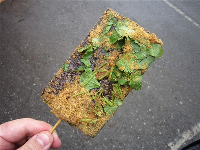 Nghe qua tên gọi của nó, chắc hẳn ai cũng cảm thấy sợ, không dám thử, đặc biệt là với những người không biết ăn tiết canh. Tuy nhiên, khi có dịp thưởng thức món bánh tiết heo, thực khách sẽ bị lôi cuốn, mê hoặc bởi hương vị thơm, ngon đặc biệt của nó.