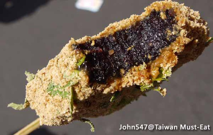 Mặc dù bánh có tên gọi bánh tiết lợn, nhưng ở một số nơi người ta còn dùng cả tiết vịt để tạo sự khác lạ cho món ăn. Cách chế biến cũng hoàn toàn như nhau, và chỉ những ai sành mùi thì mới có thể phân biệt được sự khác biệt của hai loại bánh tiết lợn và tiết vịt.