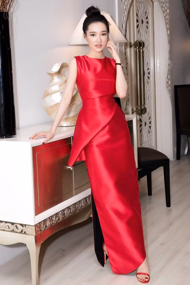 Bà mẹ một con nhanh chóng lấy lại dáng sau sinh và tự tin diện các thiết kế khoe eo thon.