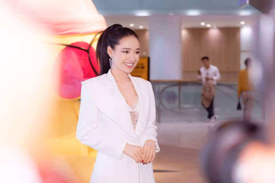 Nhã Phương diện bộ suit trắng mix với áo crop top ren. Sự kết hợp này mang đến vẻ ngoài thanh lịch nhưng vẫn sexy cho Nhã Phương. 