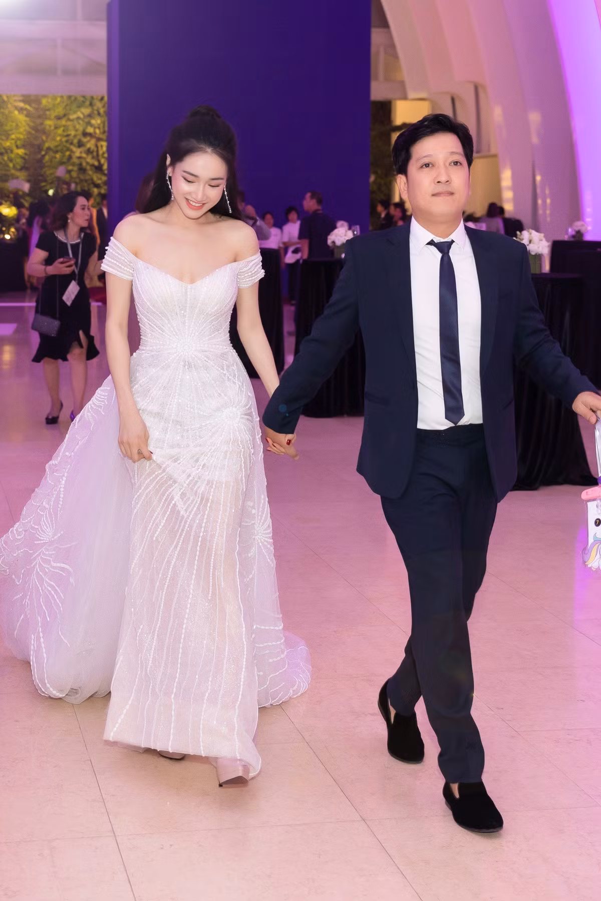 Bên cạnh ông xã lịch lãm với bộ vest, trông Nhã Phương xinh đẹp như một nàng công chúa trong chiếc đầm trắng gợi cảm.