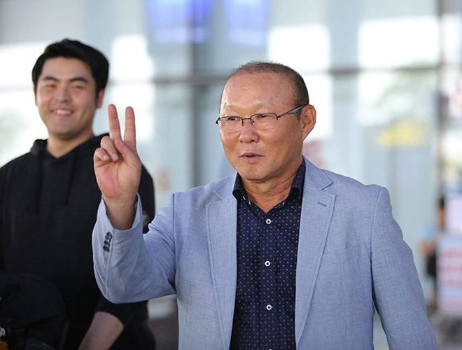  Phong cách thời trang lịch lãm và những cử chỉ dễ thương của thầy Park mang lại cho mỗi bộ đồ là sự gần gũi đơn giản, không cần cầu kì mà vẫn cuốn hút.