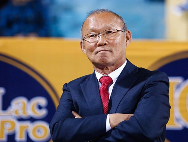 Trên sân cỏ, thầy Park diện vest rất lịch lãm và đầy nam tính.