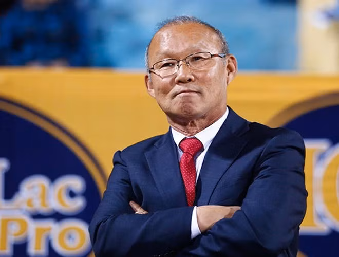 Trên sân cỏ, thầy Park diện vest rất lịch lãm và đầy nam tính.