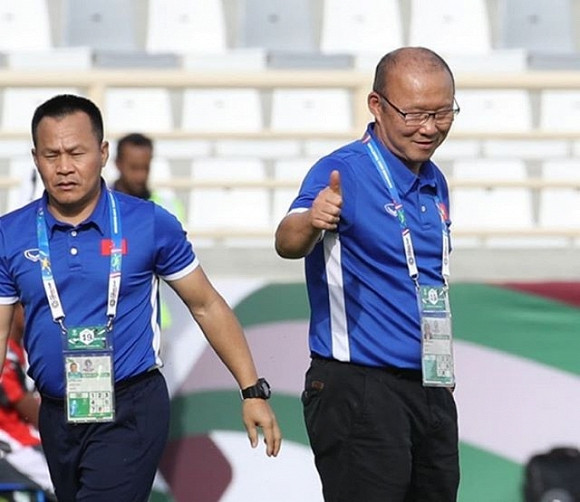 HLV Park mặc áo phông của ban huấn luyện để tập luyện cùng các học trò.