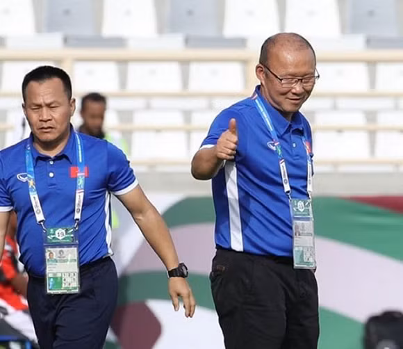 HLV Park mặc áo phông của ban huấn luyện để tập luyện cùng các học trò.