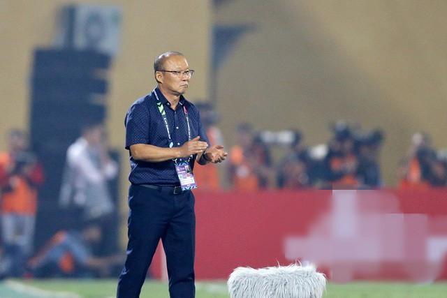 Nhà cầm quân tài ba của đội tuyển Việt Nam vẫn hay mặc áo sơ mi và quần âu trẻ trung.