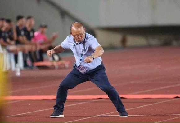 Cách ăn mặc và mọi cử chỉ của ông đều toát lên sự trẻ trung, năng động.