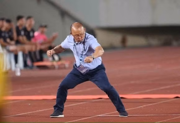 Cách ăn mặc và mọi cử chỉ của ông đều toát lên sự trẻ trung, năng động.